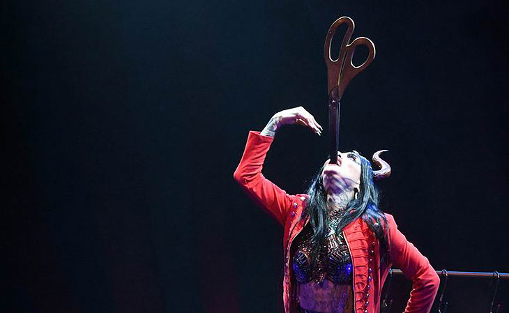 Die Fakir Diva Fibi Eyewalker - SCHWERTSCHLUCKERIN (©Foto:Ingrid Gossmann